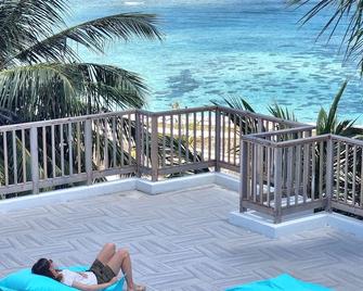 Overlooking ocean that meets cloudless sky, Coral Inn is a sanctuary of serenity - Thulusdhoo - Balkon