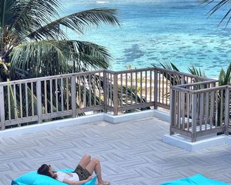 Overlooking ocean that meets cloudless sky, Coral Inn is a sanctuary of serenity - Thulusdhoo - Balkon