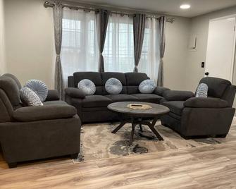 Cozy Roomy family sized apartment on major bus route close to all - Orchard Park - Living room