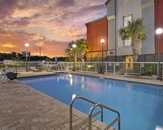 Best Western Plus Chain of Lakes Inn & Suites - Leesburg - Басейн