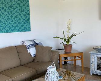 Oceanfront Apartment/Pelican Shores/2 beds, 1 bath/Walk to town/ - Marsh Harbour - Living room