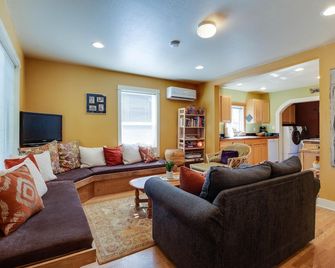 Aspen House- Sweet, Modern Downtown Cottage, 100+mbps Wifi, A/C, Walk Everywhere - Bend - Living room