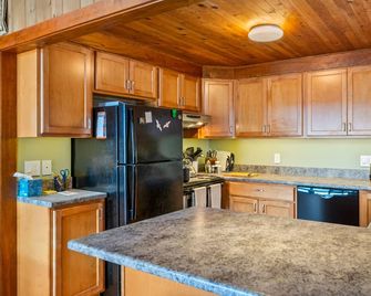 Reed Shore Cottage Oceanfront, Sunset View, Private Shore Stairs, Harbor Watch - Tremont - Keuken
