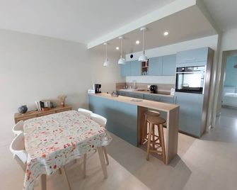 A balcony overlooking the sea - Saint-Gilles-Croix-de-Vie - Kitchen