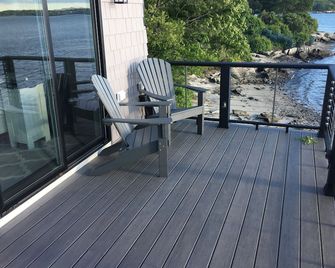 Waterfront Island Getaway w/two cottages perfect for Multiple or Large Families - Peaks Island - Balcony