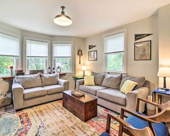 Pet-Friendly Saranac Lake Retreat w/ Deck & Yard - Saranac Lake - Living room