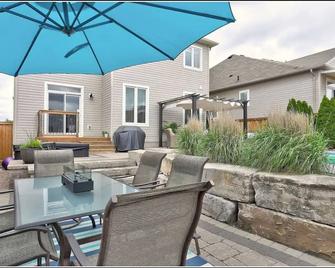 Luxury Home with Heated Pool, Hot Tub, BBQ & Beach - Living the Dream !! - Cobourg - Patio
