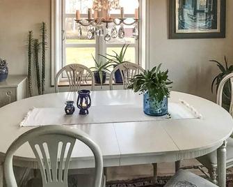 Nice home in åstön with house sea view - Söråker - Comedor