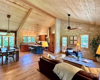 Picturesque Woodland Cottage in the Tallgrass Prairie - Manhattan - Living room