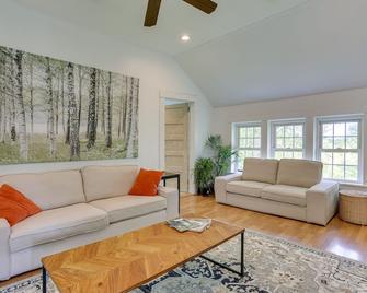 Quaint Goshen Apartment w/ Patio! - Goshen - Living room