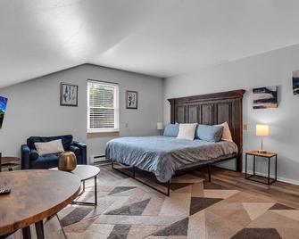 Timberline Lodge - Downtown Ellicottville - Room 302 - Ellicottville - Bedroom