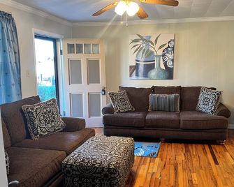 Inviting 4-Bedroom Americus Home Featuring Accessibility Enhancements - Americus - Huiskamer