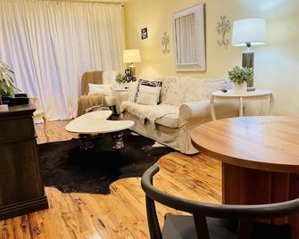 The Leisure Loft is a New One Bedroom Apartment - Vancouver - Living room