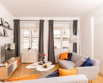 Zum Grazer Uhrturm - Graz - Living room