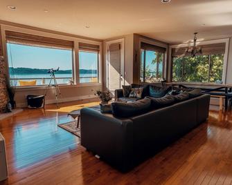 Stunning House with Views of Puget Sound! Ideal for Family Reunions - Edmonds - Living room