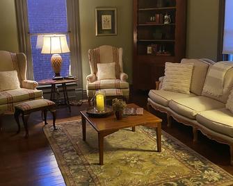 Heritage House 1900’s home part/close to the Bourbon Trail - Shelbyville - Living room
