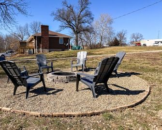 7 minutes to shopping and entertainment. Quiet farmhouse close to city w/pool. - Kansas City - Innenhof
