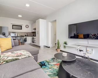 Country Charm 2Bed 2Bath Fourways Sandton - Chartwell - Living room