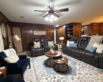 Peaceful Country Retreat • 5 Minutes to Town - Batesville - Wohnzimmer