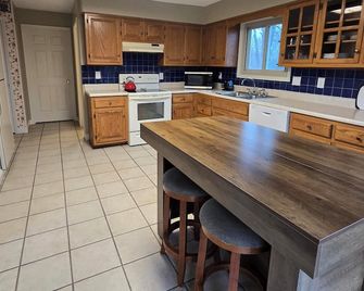Charming 3-bedroom farmhouse with large front and back decks. Fenced in backyard - Warrensburg - Kitchen