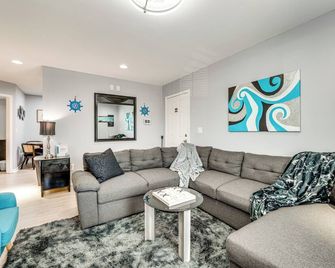 Outdoor Entertainment Area Family Concord Apt! - Concord - Pokój dzienny