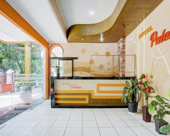 Hotel Palem 2 Syariah Malang Redpartner - Маланг - Рецепція