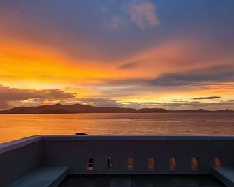 Zelion Villa 'Colored By Shades Of Greek Blue And Sunset's Orange' - Stelida - Balkon