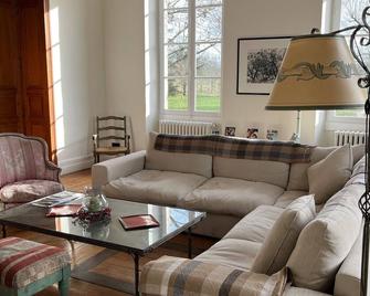 Renovated medieval Château surrounded by truffle trees in SW France. - Fargues-sur-Ourbise - Sala de estar