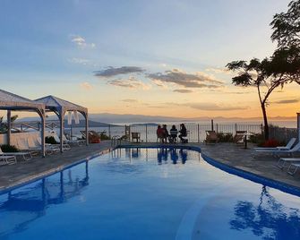 Lagou Raxi Country Hotel - Lavkos - Piscina
