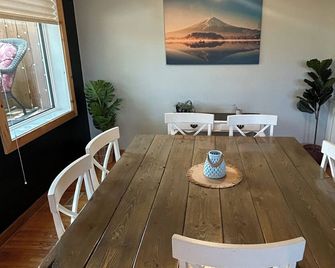 Cozy Cabin 250 steps to the beach. Family sized and puppy friendly. STAR-04394 - Sylvan Lake - Comedor
