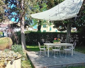 Butterfly House Apartment In Villa Shared Swimming Pool And Large Park - Torre del Lago Puccini - Patio