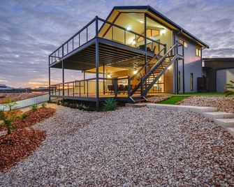 64 Madaffari Drive - Exmouth - Building
