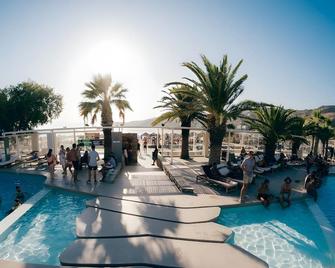 Far Out Beach Club Resort & Camping - Mylopotas - Uima-allas