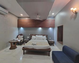 Hotel Maharaja - Mount Abu - Bedroom