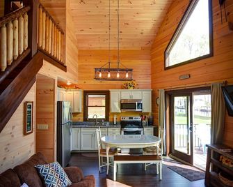 Blue Heron Lodge,Wolf River, Partridge Lake Channel Fremont Wisconsin - Fremont - Living room