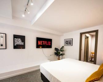 Music, F1 & Fashion Fun in this holiday home - Qawra - Bedroom