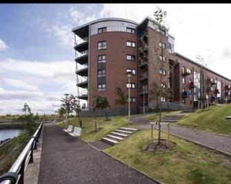 Waterfront Braehead Apartment - Renfrew - Building