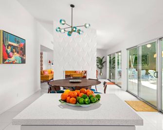 Panorama Palms: Mid mod vibes with panoramic views - Palm Springs - Dining room