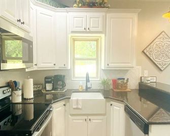 Lookout Guest House: One Bedroom Country Living - Stephenville - Kitchen