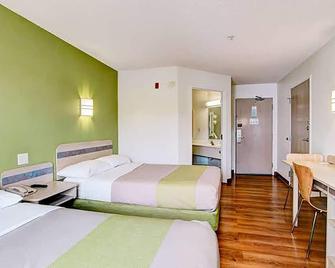 Super 8 by Wyndham Aurora East - Aurora - Schlafzimmer