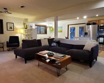 Spacious Mid Century apartment - 5 min walk to Reed College - Portland - Olohuone