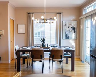 Charming 4-bedroom condo with WiFi and AC in marvelous Florence - Florence - Dining room