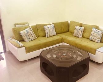 Ocean Waves Mom's Guest House - Secunderabad - Wohnzimmer