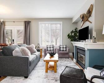 All Season Ski in Out Chalets at Calabogie Peaks - Calabogie - Ruang tamu