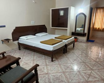 Arihanth Deluxe Lodge - Shimoga - Bedroom