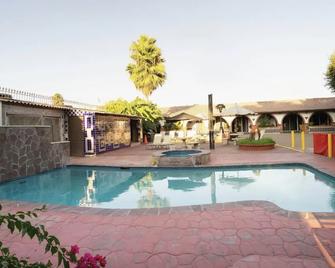 OYO Hotel Hacienda Don Luis, Rosarito - Rosarito - Zwembad
