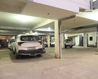 Spacious 3BHK Apartment for Families, Work and Couples - Lift, Parking, Wi-Fi - Varanasi