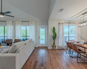 Stunning Deck, Hot-tub View To Lake & Golf Course - San Antonio - Living room