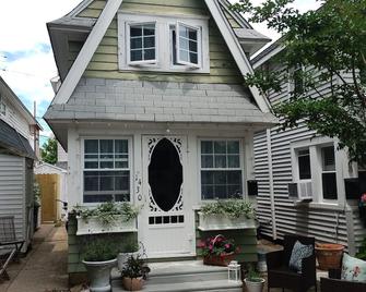 Ocean City, NJ Cottage in Iconic Dollhouse Row - Ocean City - Building