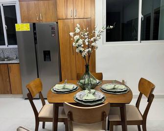 Charming 1-bedroom apartment with WiFi, AC in peaceful Santa Cruz de Mao - Santa Cruz de Mao - Comedor